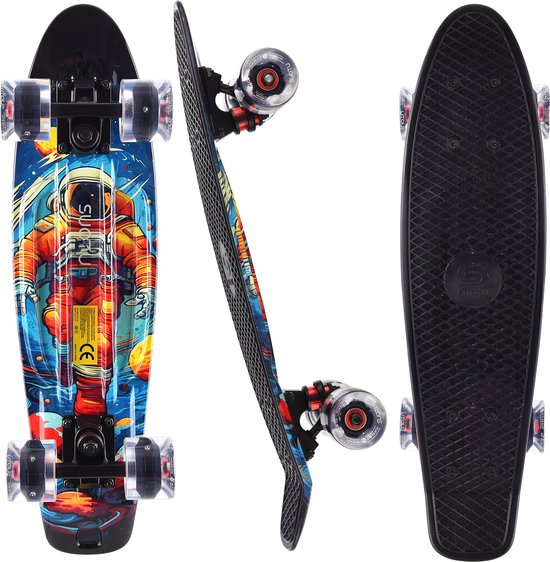 Drie weergaven van een skateboard met astronautenprint. De achterkant is zwart.