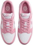 Bovenkant van roze en witte Nike Dunk Low sneakers met veters.