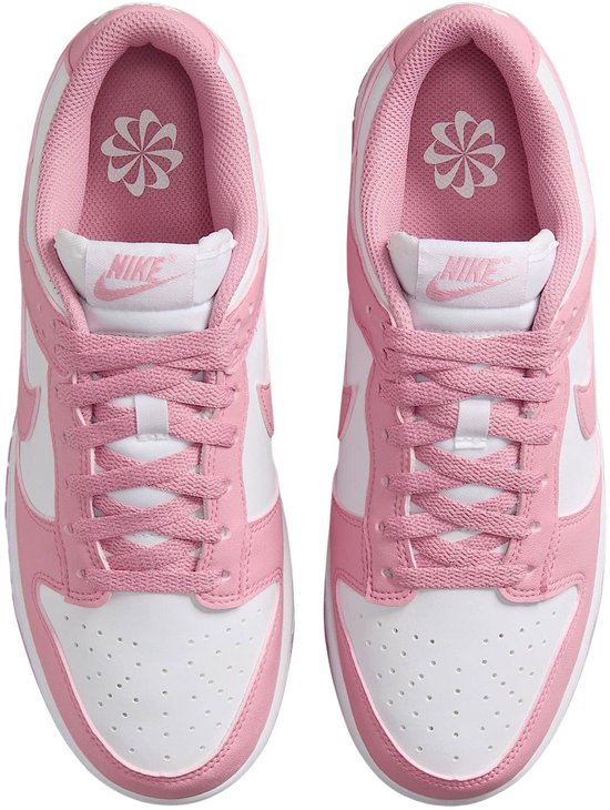 Bovenkant van roze en witte Nike Dunk Low sneakers met veters.