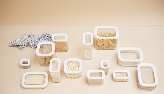 Een verzameling Mepal Modula transparante bewaarboxen gevuld met pasta, granen en kaas.
