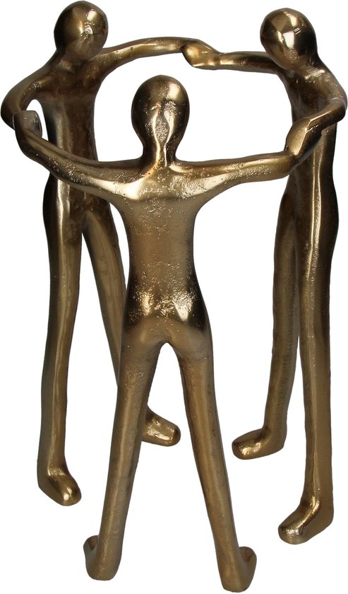 Goudkleurig aluminium beeld van drie gestileerde figuren die in een cirkel staan, armen om elkaar heen geslagen.
