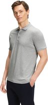 Man in een lichtgrijs poloshirt met korte mouwen, zijaanzicht.