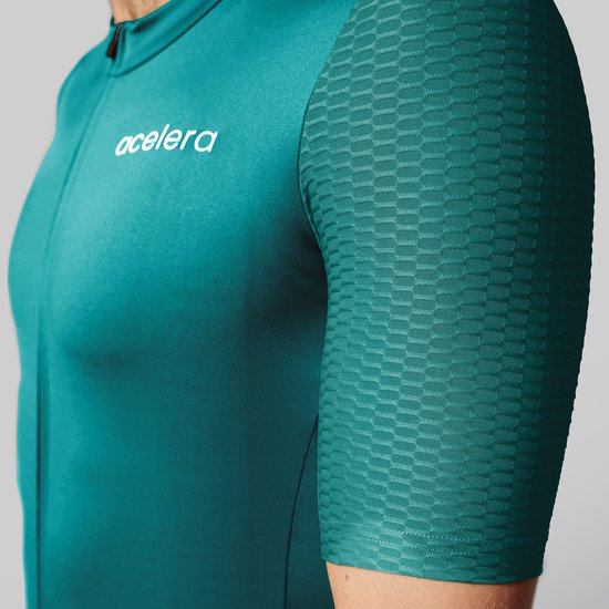 Turquoise wielershirt met een geblokt patroon op de mouwen en het 'acelera' logo op de borst.