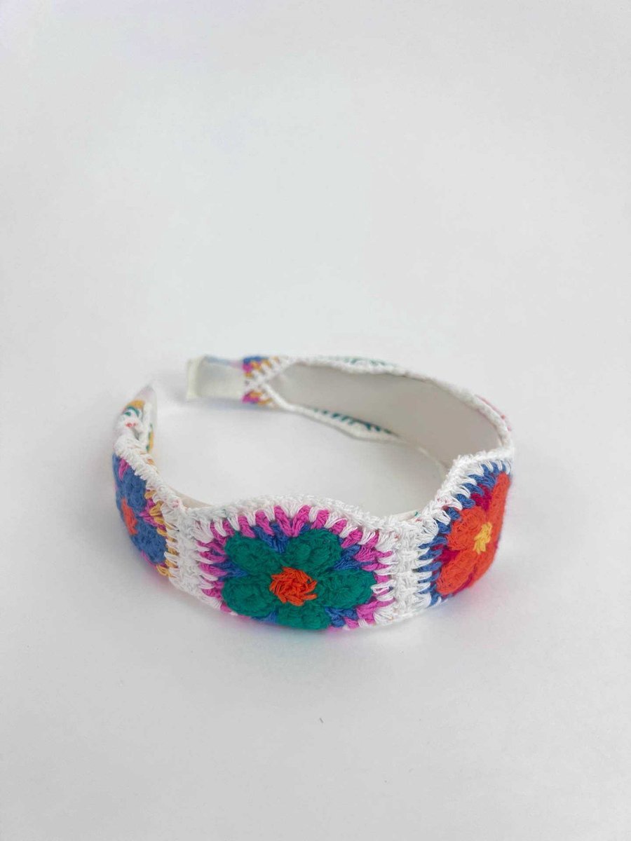 Haarband | Jules | Wit | Gebloemd | Mode | Item | Haken | Breien | Fleurig | Regenboog kleur | Top Accessoire - Modern - Hip - Trendy - Trendsetter - Fashion - Trending - Handig - Gadget - Zon - Lente - Zomer - Accessoires - Dames - Kinderen - Vrouw