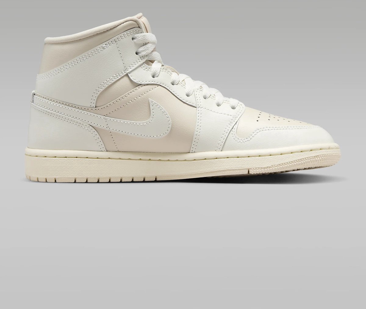 Nike Nike Air Jordan 1 Mid Sneakers Dames Beige