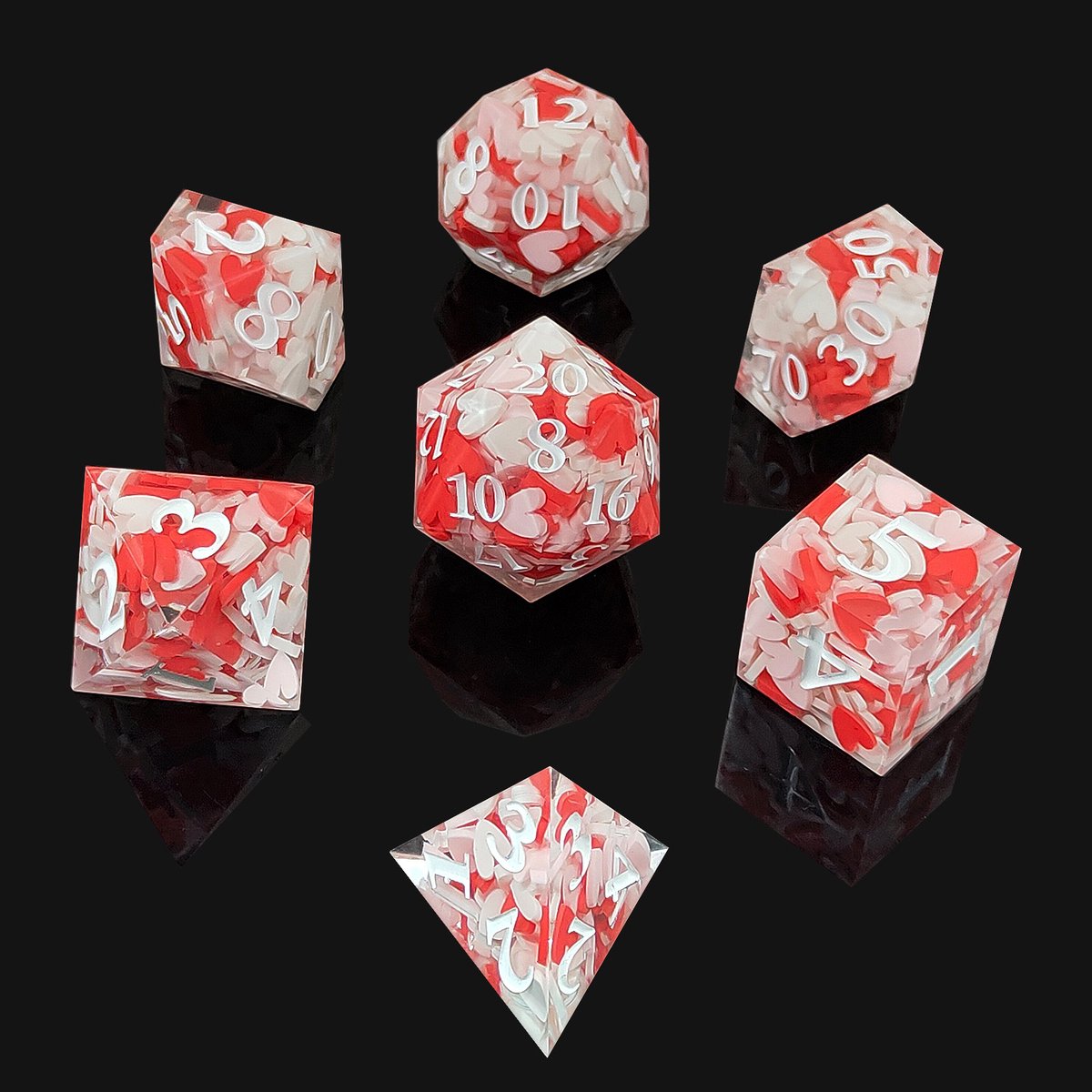 Joya Dice® Polydice Dobbelsteen set geschikt voor rollenspellen zoals Dungeons and Dragons D&D DnD | Dobbelstenen Set | Dice set | Resin 7 stuks set | Incl Luxe Opbergdoos | Roze en Rode Hartjes