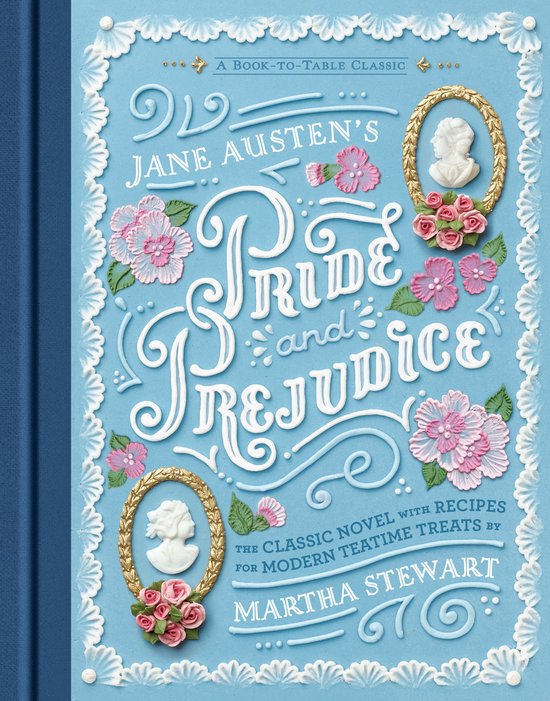 De omslag van Jane Austens Trots en Vooroordeel, een blauw boek met sierlijke witte letters, roze en blauwe bloemen en gouden medaillons met profielen.