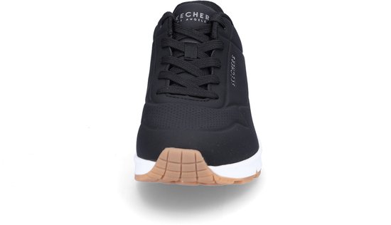 Voorkant van een zwarte Skechers sneaker met witte zool en 'Skechers Los Angeles' op de tong.
