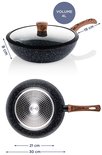 Afmetingen van de zwarte wokpan met marmerlook, glazen deksel en houten handvat: 8 cm hoog, diameter 21 cm, 30 cm inclusief handvat.