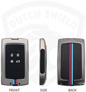Voor-, zij- en achterkant van een grijze autosleutelbeschermhoes met zwarte inzet en blauw-wit-rode strepen.