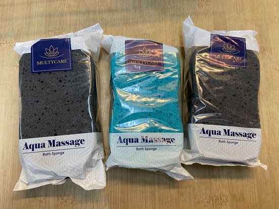 Drie Multycare Aqua Massage badsponzen, twee in het zwart en één in het turquoise.