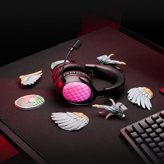 Zwarte gaming headset met rode accenten en verwisselbare oorplaatjes.