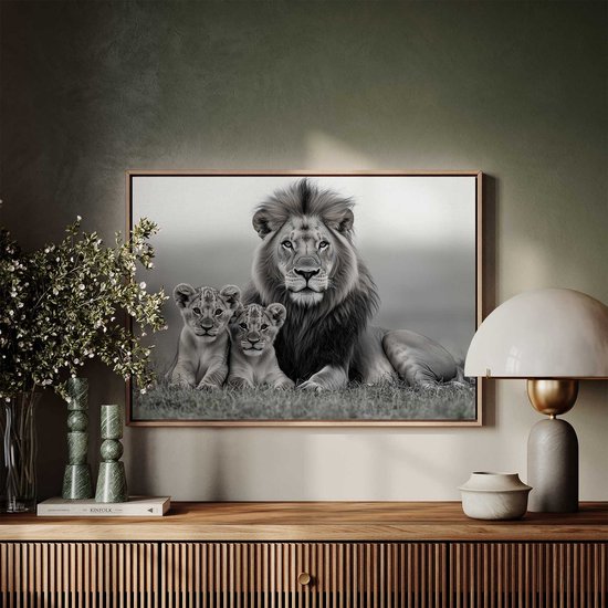 FineArtia - Majestueuze leeuw met welpen - Canvas Schilderij - 150 x 100 cm - Woonkamer Decoratie - Grijs;Zwart - Slaapkamer Schilderij - Wanddecoratie
