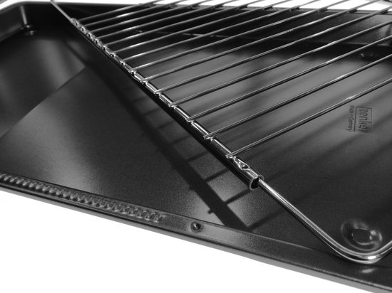 Detail van de zijkant van een zwarte bakplaat met ovenrek. "ronker Made in Germany" op de plaat.