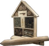 Houten insectenhotel met bamboe, dennenappels en houtblokken. Met paal.