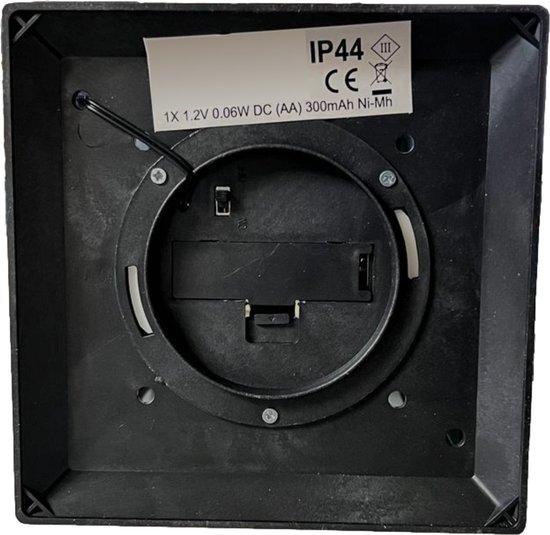Onderkant van een zwarte lantaarn met technische specificaties, inclusief IP44 en batterijcompartiment.