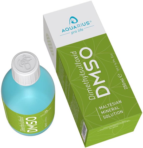 Turquoise fles met groen geruit label, naast een open groene doos met de tekst 'LOVE AND GRATITUDE' en 'JOY'.