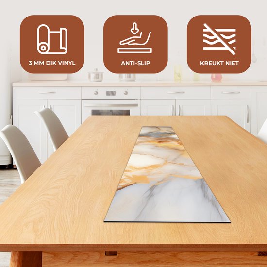 Chemin de table en vinyle de 3 mm d'épaisseur, antidérapant et sans plis, imprimé marbre gris, blanc et doré, sur une table.