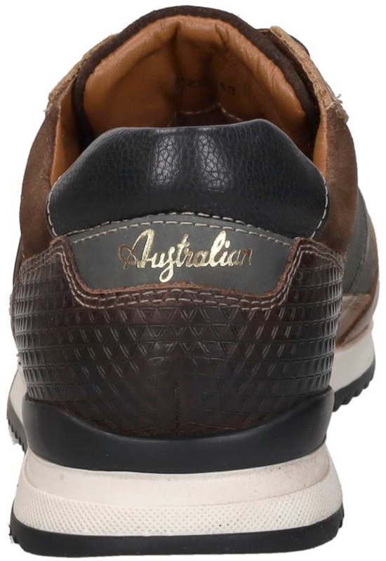Achterkant van een bruine herensneaker met textiel en leer, met logo.