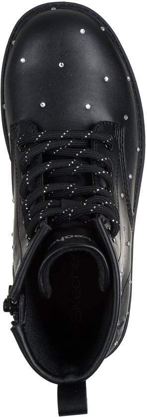 Zwarte Skechers laars met witte stippen en veter- en ritsluiting.