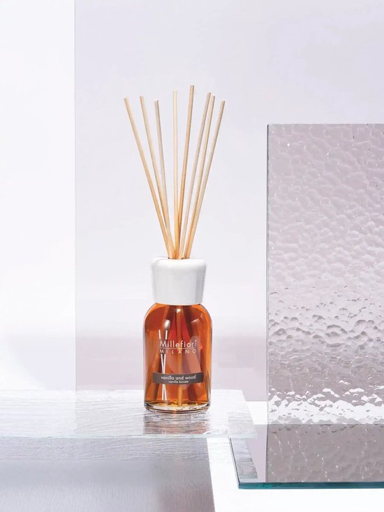 Millefiori Milano Amberkleurige geurverspreider met houten stokjes, "vanilla and wood" etiket.