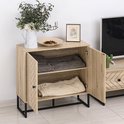 Een houten kast met een visgraatpatroon op de deuren. De kast staat op zwarte metalen poten en heeft twee open deuren met opbergruimte binnenin.