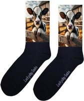 LuckyDay Socks - Koe sokken - Verjaardag cadeau vrouw en man - Vrolijke sokken - Valentijns cadeau - Kerst sokken - Grappige sokken - Leuke dames en heren sokken - Moederdag - Vaderdag - Socks maken Happy - Maat 37-44