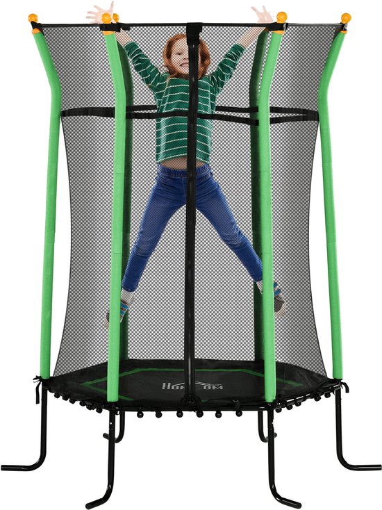 Een jongen in een groen gestreept shirt springt op een trampoline, omringd door een groen en zwart veiligheidsnet, op een witte achtergrond.