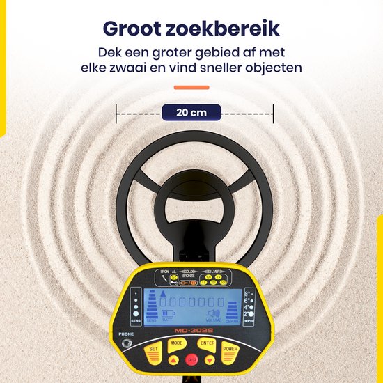 Gele metaaldetector met 20cm zoekschijf op zand. Tekst: 'Groot zoekbereik'.