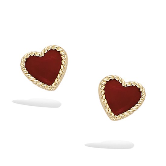 Boucles d'oreilles dorées avec un cœur rouge et un bord torsadé.
