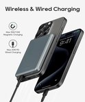 Grijze powerbank magnetisch bevestigd aan telefoon, met draad en draadloos laden.
