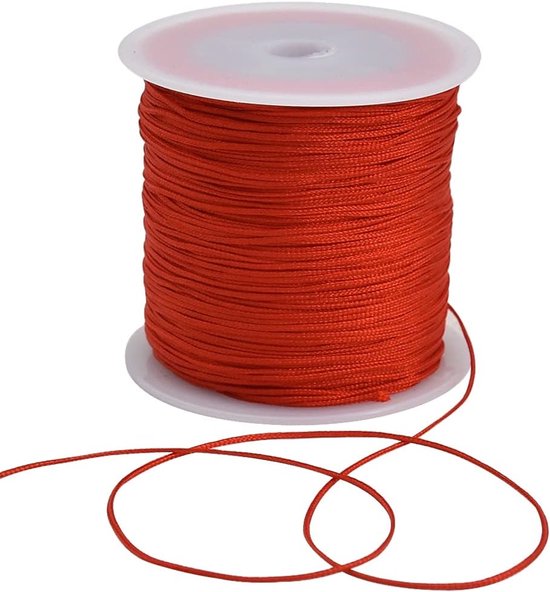 Een rol met helder rood nylon draad, met losse draad die naar voren loopt.