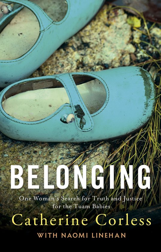 Boekcover met de titel 'BELONGING'. Een turquoise kinder schoen ligt op de grond.