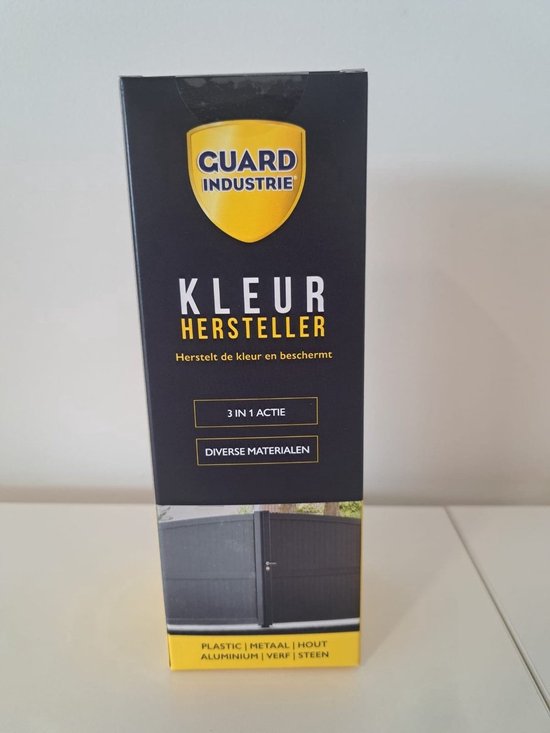 Productverpakking van 'Kleurhersteller' van Guard Industrie. Tekst: 'Herstelt de kleur en beschermt'. Geschikt voor diverse materialen.