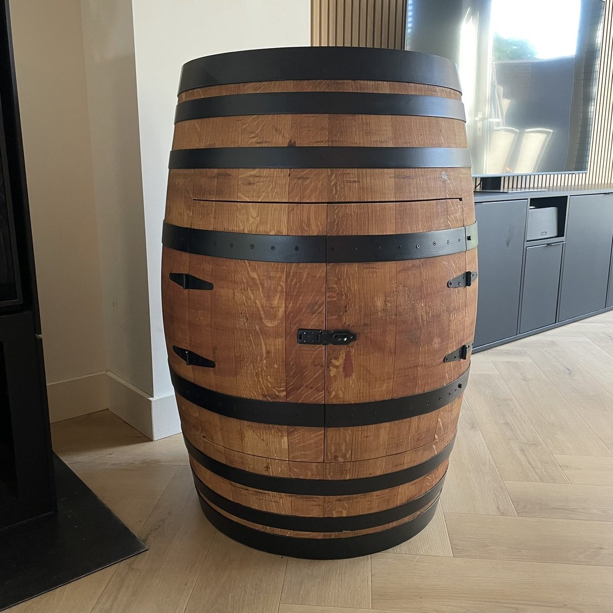 Drank kast Syrah - 225 liter Eiken Wijnvat - Ruimte voor 30 flessen - Wijnrek + Plank - Lijnzaadolie - Zwarte stalen banden