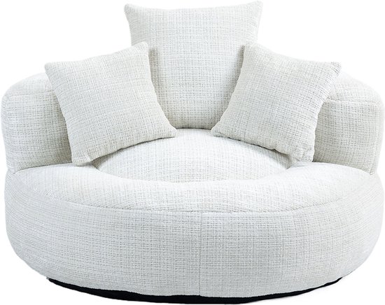Witte fauteuil met vier kussens en een ronde, gedrongen vorm.