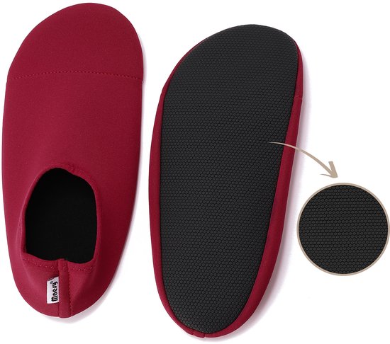 Een rode antislip schoen, de binnenkant en de antislip zool met honingraatpatroon.