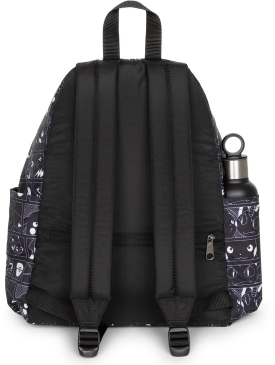 Achterkant van een zwarte Eastpak rugzak met Pokémon print en zijvak voor waterfles.