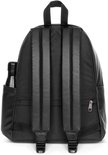 Achterkant van een zwarte Eastpak rugzak met zijvak voor waterfles.