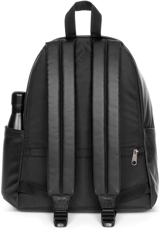 Achterkant van een zwarte Eastpak rugzak met zijvak voor waterfles.