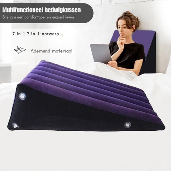 Vrouw met laptop op een paars en zwart opblaasbaar wigkussen in bed.
