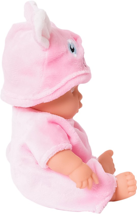 Babypop in een roze varkenspakje met capuchon en oortjes, zittend, zijwaarts.