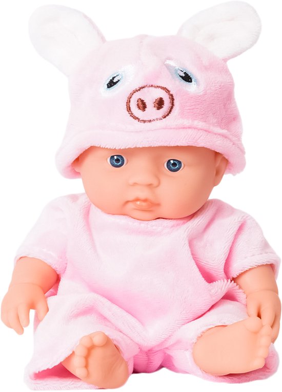 Babypop in een roze varkenspakje met capuchon en oortjes, zittend.
