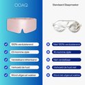 Vergelijking OOAQ roze zijden slaapmasker en standaard slaapmasker. Vinkjes en Kruisjes.