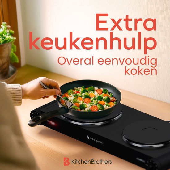 Man proeft groenten uit een pan op een zwarte elektrische dubbele kookplaat, "Extra keukenHulp" in tekst.