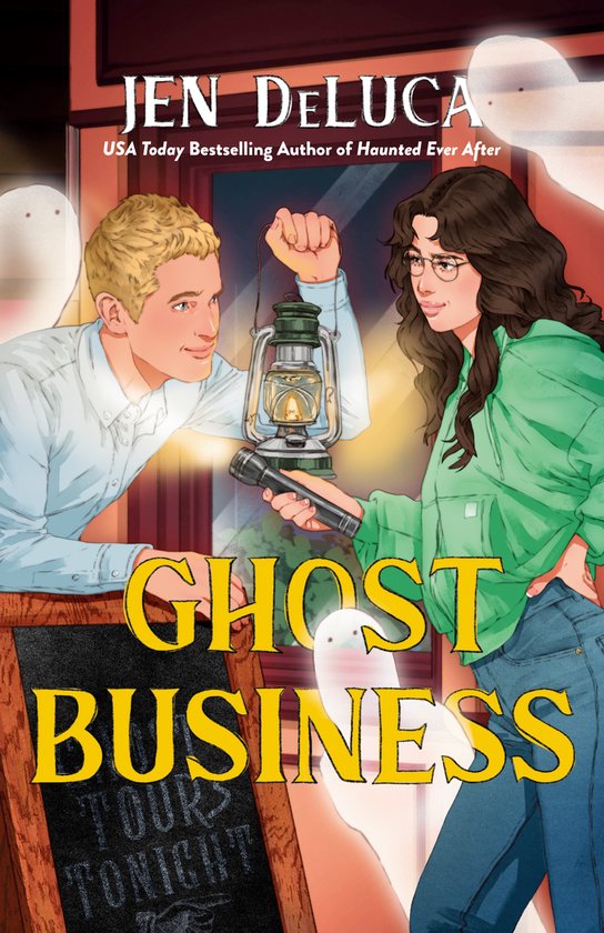Boekomslag: Jen DeLuca's 'Ghost Business' met een blonde man en vrouw bij een lantaarn. Een krijtbord toont "Ghost Tours Tonight".