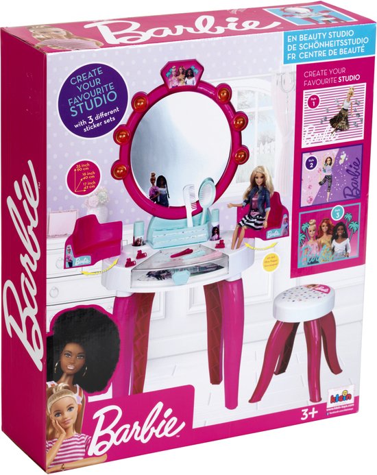 Doos van roze Barbie kaptafel met Barbie's en accessoires.