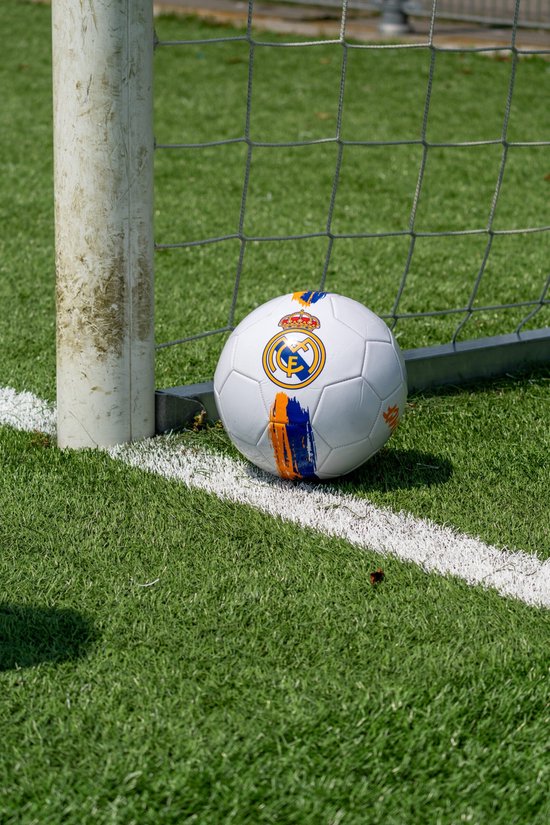 Ballon de football avec grand logo du Real Madrid