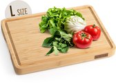 L-formaat bamboe snijplank met verse groenten: sla, witlof en tomaten.