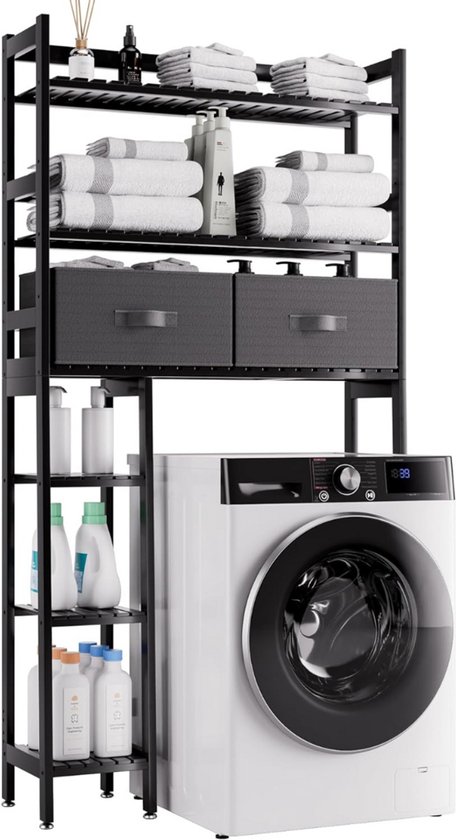 Zwart metalen rek boven wasmachine, met handdoeken en flessen.